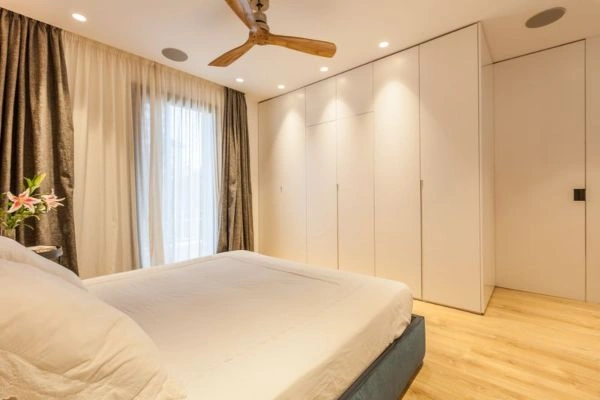 Armario a medida con puertas abatibles