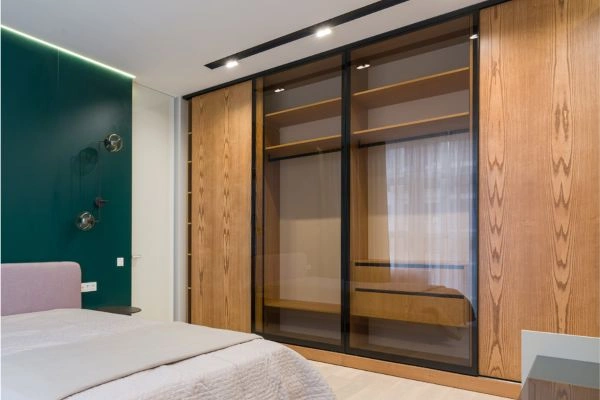 Armario empotrado con puertas acristaladas